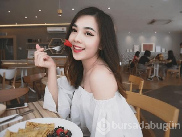 Dünya bu hostesi konuşuyor!

