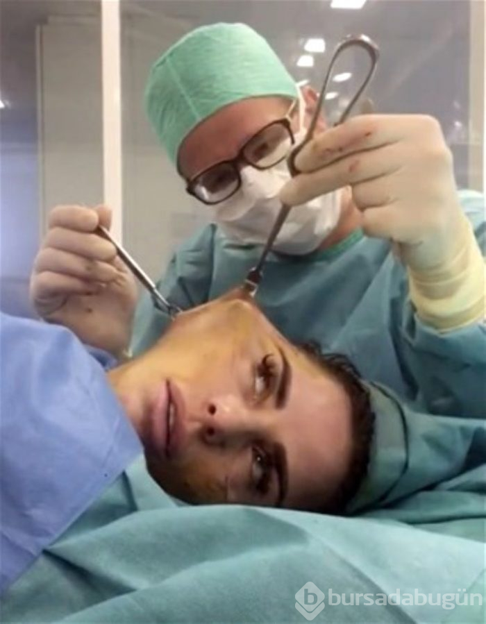 Yüz Gerdimre Operasyonu Sırasında Fotoğrafı Çekilmiş Ünlü Şarkıcı