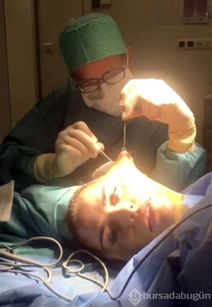Yüz Gerdimre Operasyonu Sırasında Fotoğrafı Çekilmiş Ünlü Şarkıcı