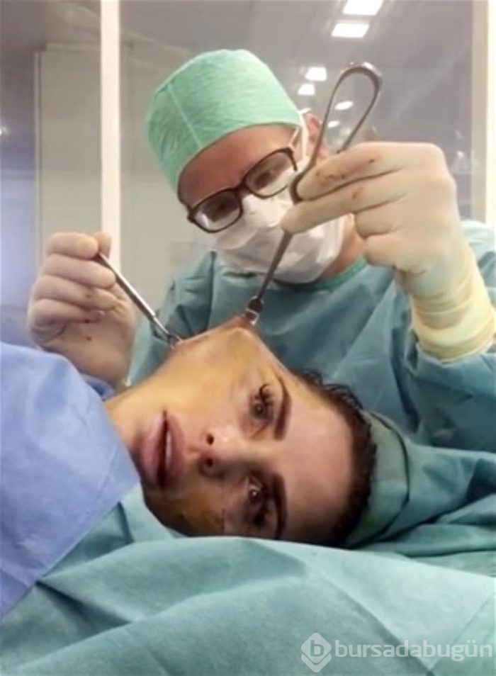 Yüz Gerdimre Operasyonu Sırasında Fotoğrafı Çekilmiş Ünlü Şarkıcı