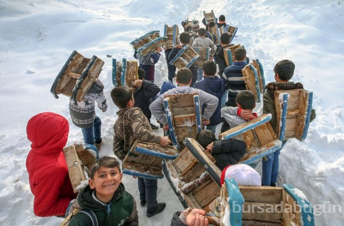 Mutlu olmalarına karlı bir tepe ile kızakları yetiyor