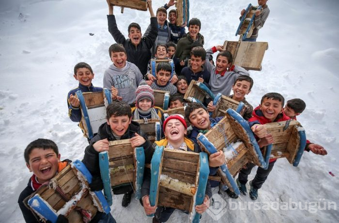 Mutlu olmalarına karlı bir tepe ile kızakları yetiyor