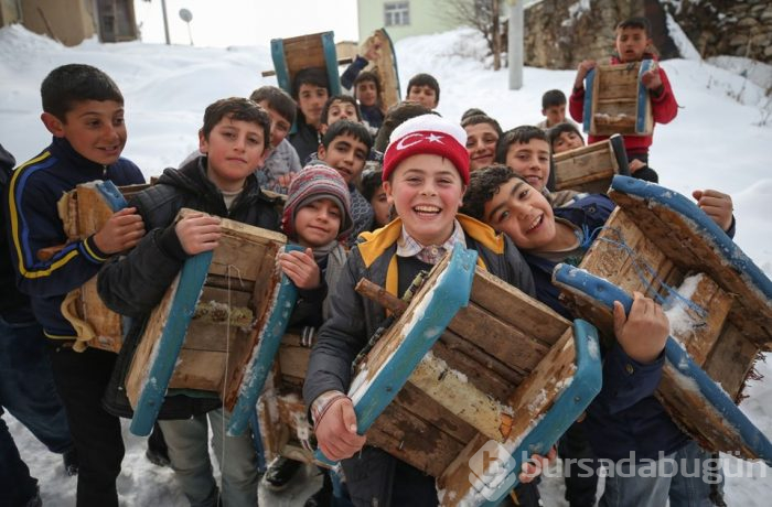 Mutlu olmalarına karlı bir tepe ile kızakları yetiyor