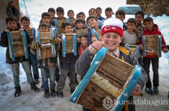 Mutlu olmalarına karlı bir tepe ile kızakları yetiyor