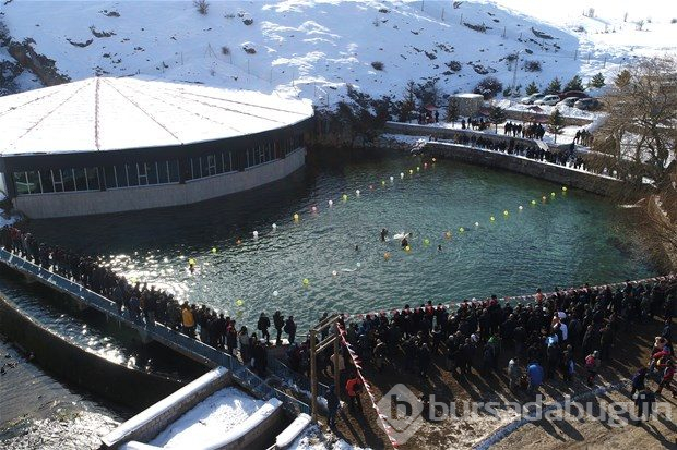 Soğuk havada gölette yüzdüler 
