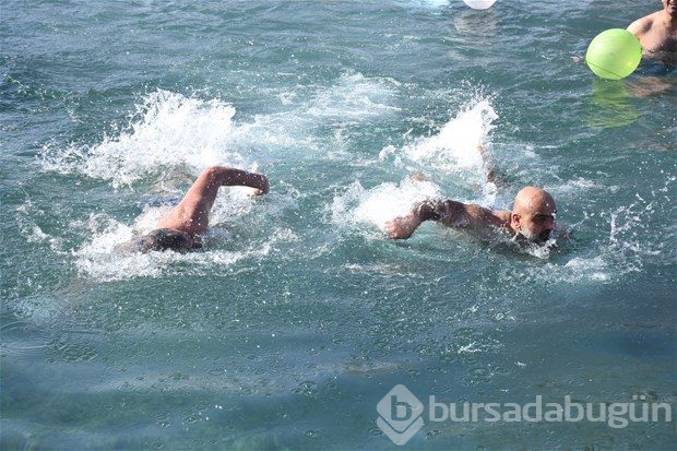 Soğuk havada gölette yüzdüler 
