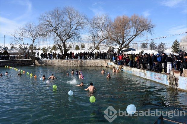 Soğuk havada gölette yüzdüler 
