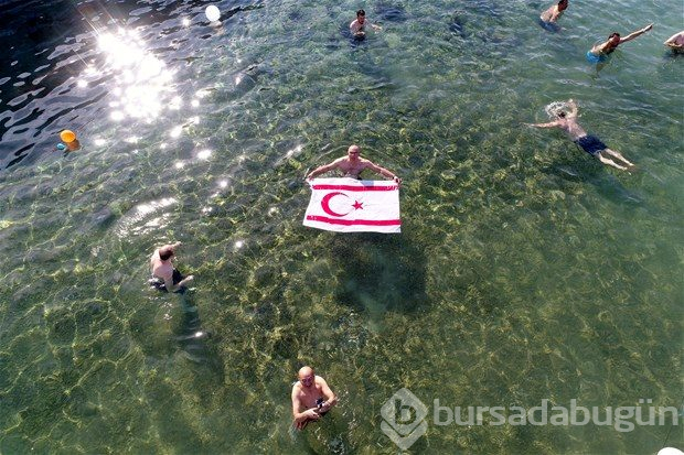 Soğuk havada gölette yüzdüler 
