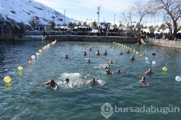 Soğuk havada gölette yüzdüler 

