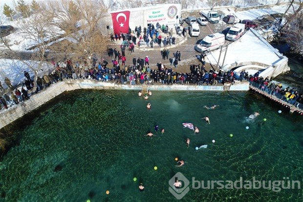 Soğuk havada gölette yüzdüler 
