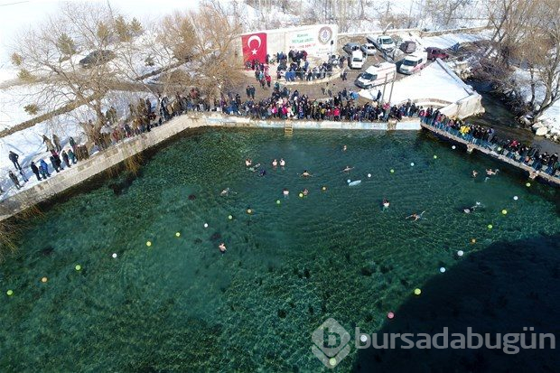 Soğuk havada gölette yüzdüler 
