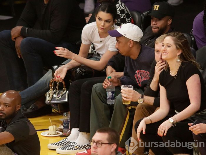 Kendall Jenner NBA maçında elmalı şeker yedi (NBA maçlarına damga vuran ünlü isimler)
