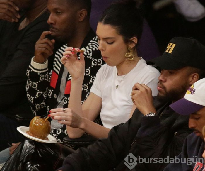 Kendall Jenner NBA maçında elmalı şeker yedi (NBA maçlarına damga vuran ünlü isimler)