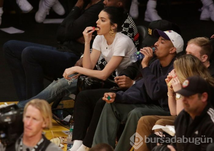 Kendall Jenner NBA maçında elmalı şeker yedi (NBA maçlarına damga vuran ünlü isimler)