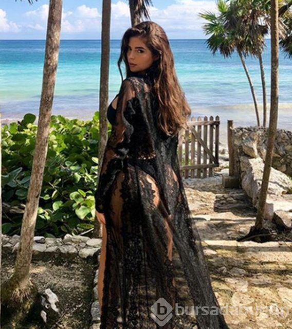 Demi Rose'dan tekne pozu
