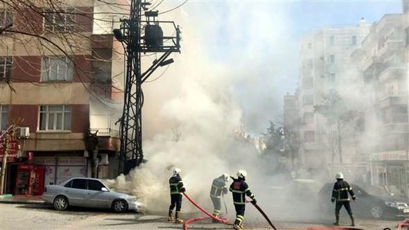 Şanlıurfa'da elektrik trafosunda patlama; araçlar alev aldı