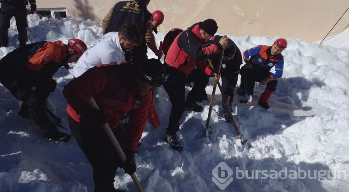Bursa Uludağ'da çok sayıda kişi kar altında kaldı!