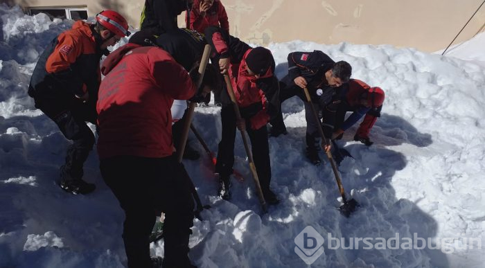 Bursa Uludağ'da çok sayıda kişi kar altında kaldı!