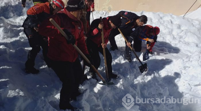 Bursa Uludağ'da çok sayıda kişi kar altında kaldı!