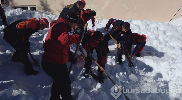 Bursa Uludağ'da çok sayıda kişi kar altında kaldı!
