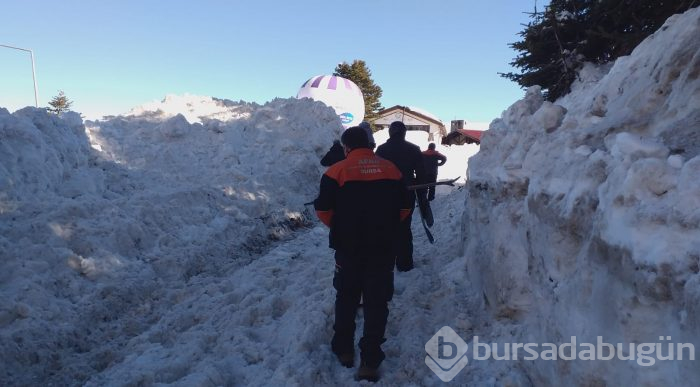 Bursa Uludağ'da çok sayıda kişi kar altında kaldı!