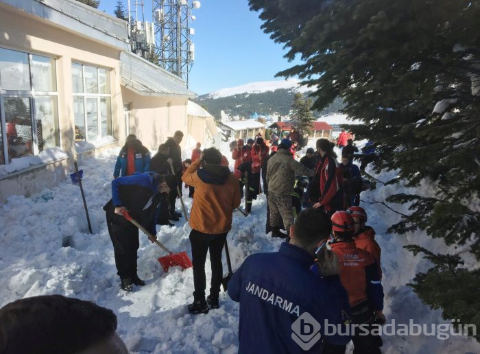 Bursa Uludağ'da çok sayıda kişi kar altında kaldı!