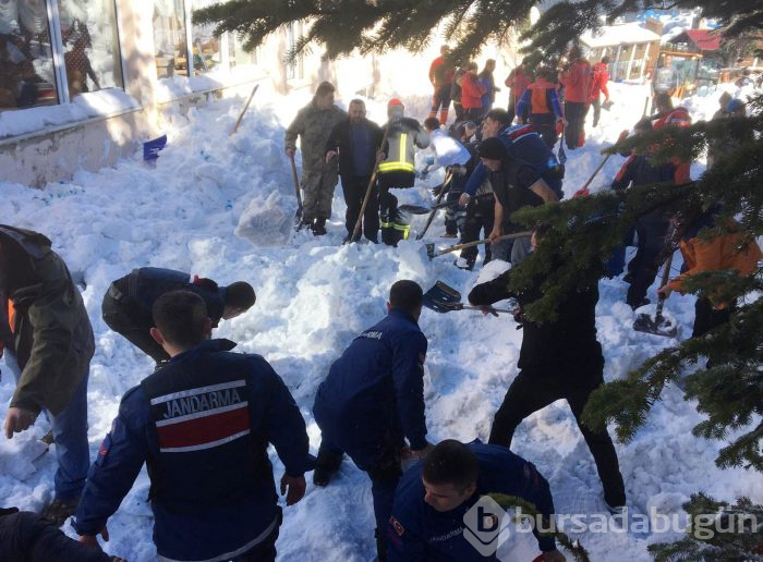 Bursa Uludağ'da çok sayıda kişi kar altında kaldı!