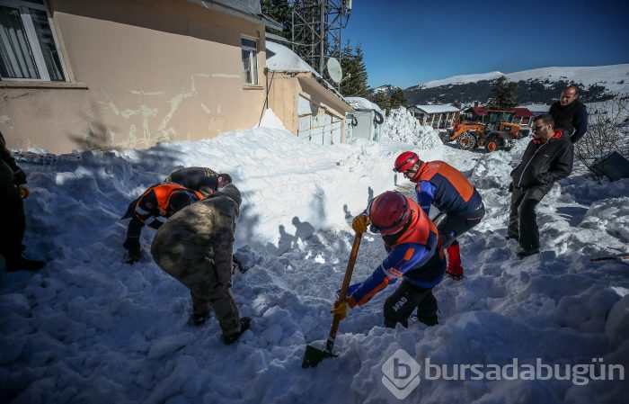 Bursa Uludağ'da çok sayıda kişi kar altında kaldı!