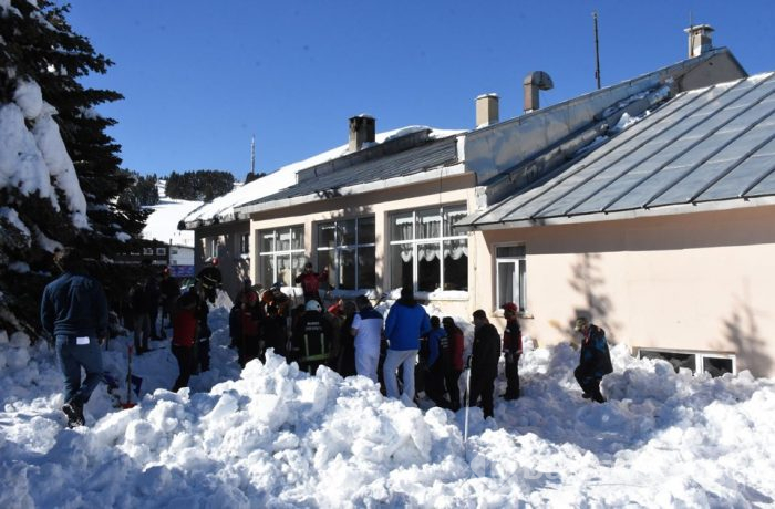Uludağ'da çatıdaki kar vatandaşların üzerine düştü