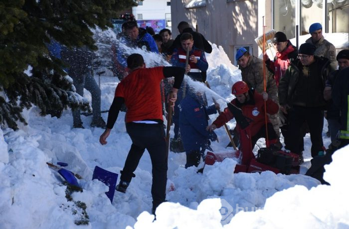 Uludağ'da çatıdaki kar vatandaşların üzerine düştü