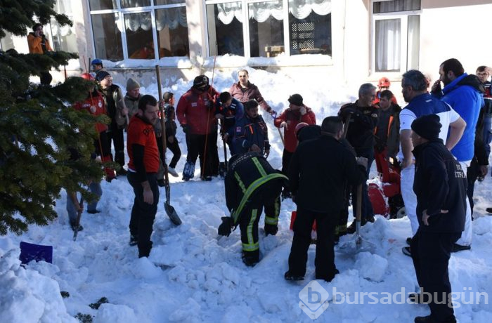 Uludağ'da çatıdaki kar vatandaşların üzerine düştü