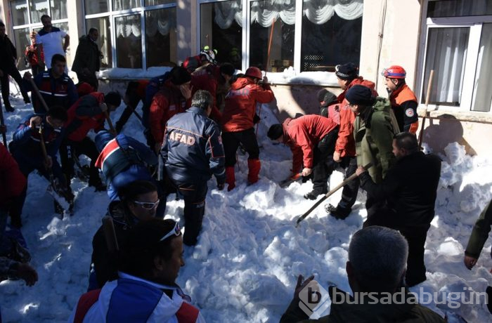Uludağ'da çatıdaki kar vatandaşların üzerine düştü
