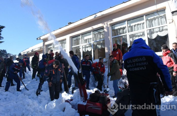 Uludağ'da çatıdaki kar vatandaşların üzerine düştü