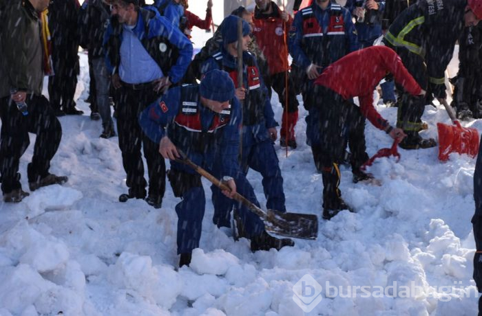 Uludağ'da çatıdaki kar vatandaşların üzerine düştü