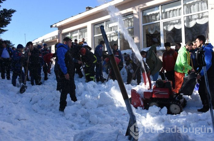 Uludağ'da çatıdaki kar vatandaşların üzerine düştü