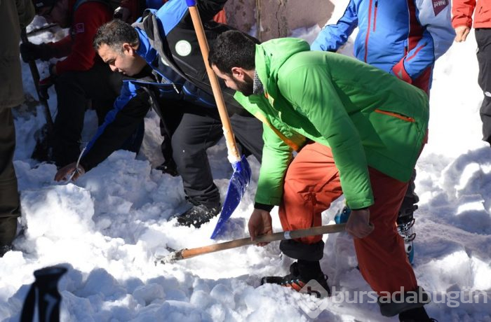 Uludağ'da çatıdaki kar vatandaşların üzerine düştü
