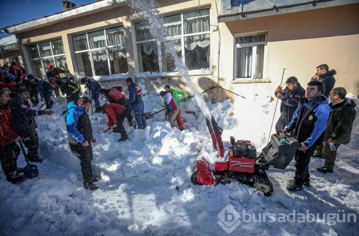 Uludağ'da çatıdaki kar vatandaşların üzerine düştü