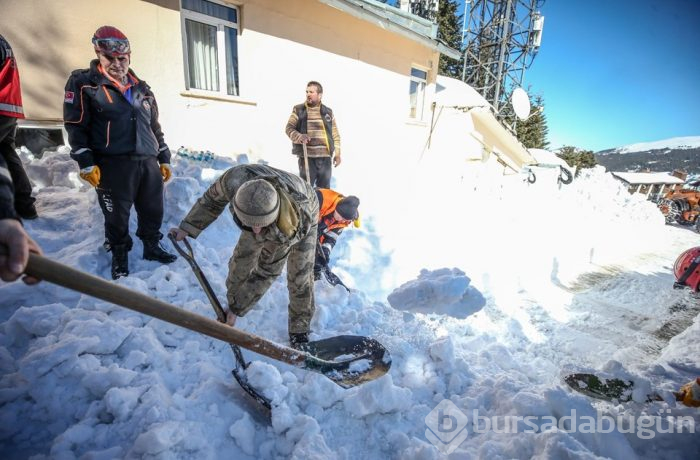 Uludağ'da çatıdaki kar vatandaşların üzerine düştü