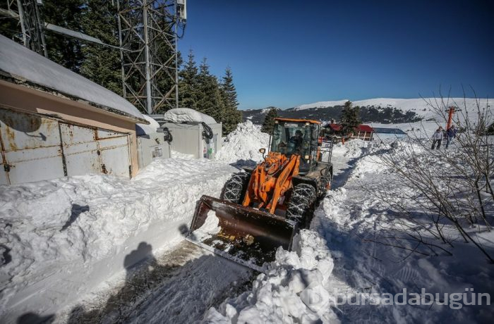 Uludağ'da çatıdaki kar vatandaşların üzerine düştü
