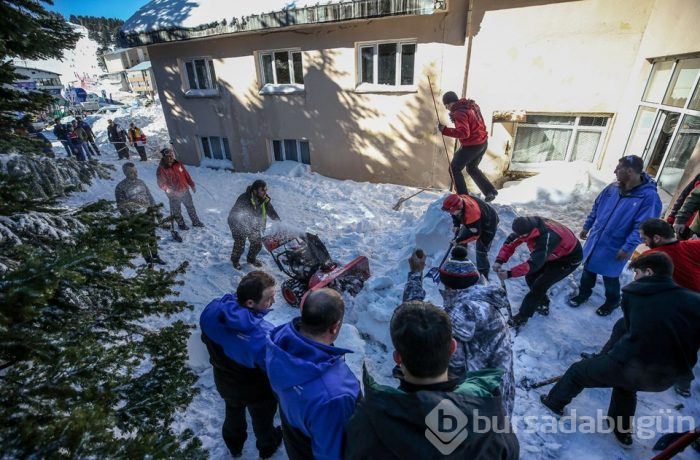 Uludağ'da çatıdaki kar vatandaşların üzerine düştü