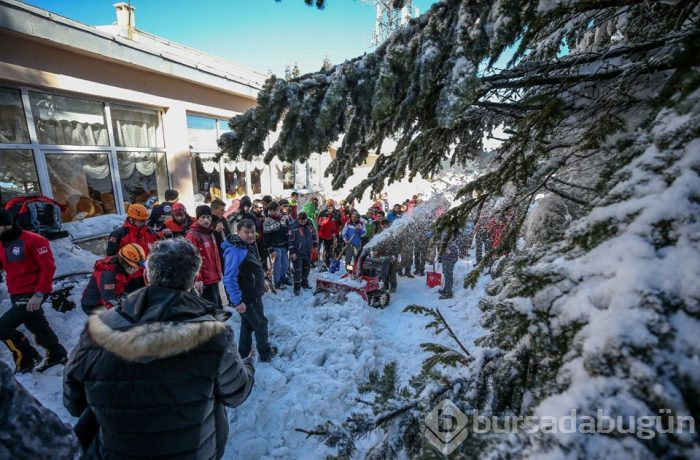 Uludağ'da çatıdaki kar vatandaşların üzerine düştü
