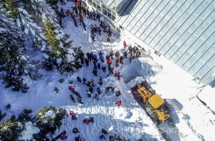 Uludağ'da çatıdaki kar vatandaşların üzerine düştü