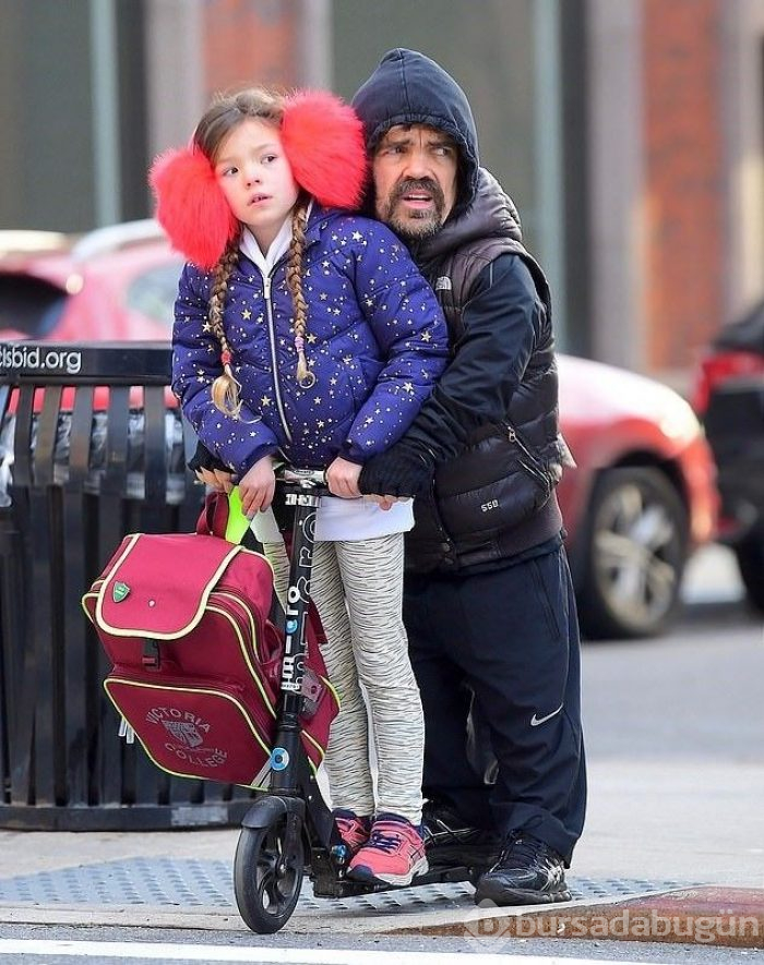 Peter Dinklage kızıyla aynı scooter'da