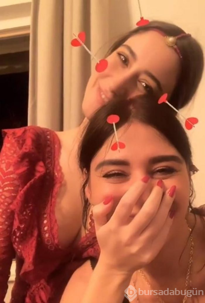 Hazal Kaya kına gecesinde engelli annelerini sevindirdi