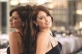 Hazal Kaya kına gecesinde engelli annelerini sevindirdi