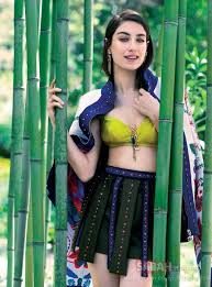 Hazal Kaya kına gecesinde engelli annelerini sevindirdi