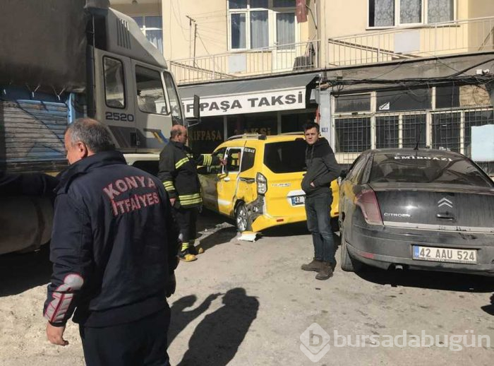 Kontrolden çıkan kamyon taksi durağına girdi
