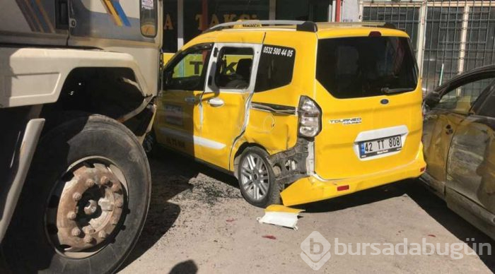 Kontrolden çıkan kamyon taksi durağına girdi
