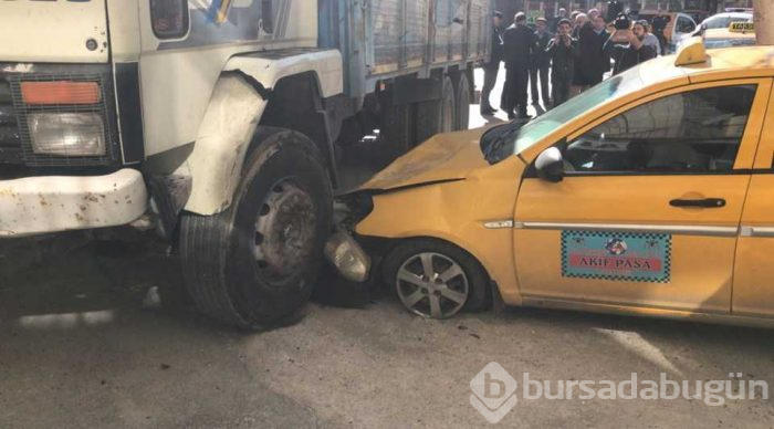 Kontrolden çıkan kamyon taksi durağına girdi
