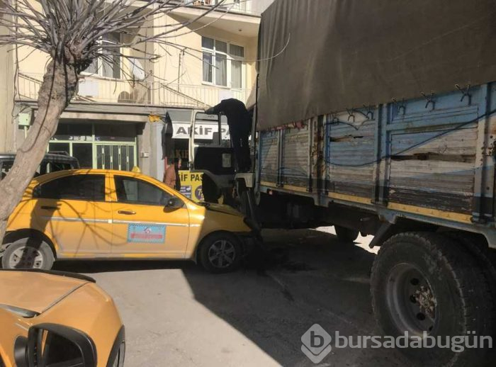 Kontrolden çıkan kamyon taksi durağına girdi
